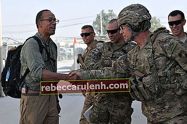 Lester Holt schüttelt dem Generalleutnant der ISAF, Generalleutnant James Terry, 2012 die Hand