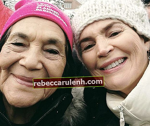 Julia Ormond (a destra) come si vede in una foto insieme al leader sindacale americano e attivista per i diritti civili, Dolores Huerta, a Main St.Park City nella contea di Summit, Utah, Stati Uniti, nel gennaio 2017