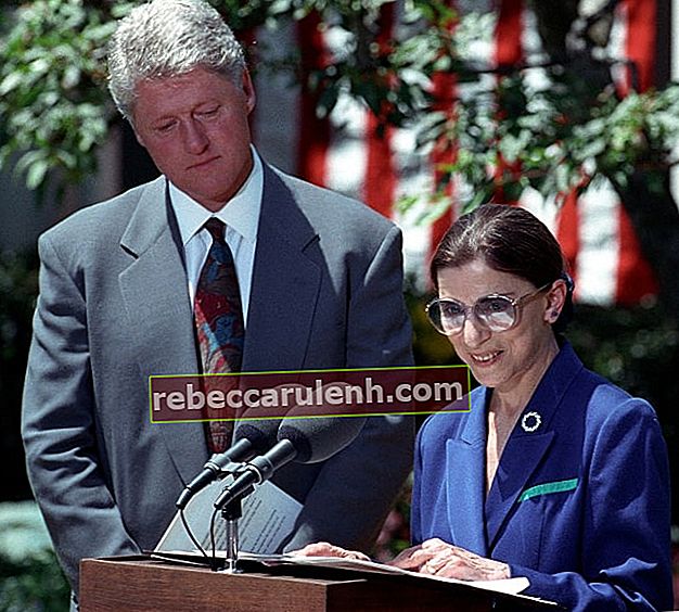 Ruth Bader Ginsburg na zdjęciu podczas oficjalnego przyjmowania nominacji od prezydenta Billa Clintona 14 czerwca 1993 r