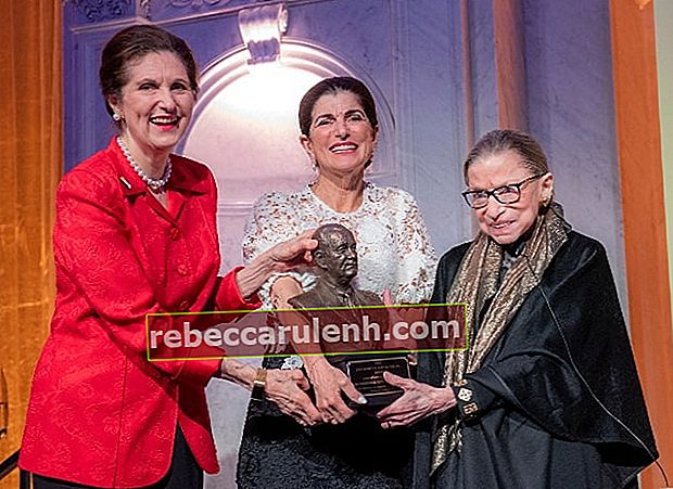 Ruth Bader Ginsburg (à droite) recevant le prix LBJ Liberty & Justice for All de Lynda Johnson Robb (à gauche) et Luci Baines Johnson à la Bibliothèque du Congrès à Washington, DC, en janvier 2020