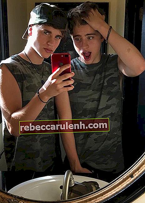 Ivan Martinez mit Zwillingsbruder Emilio Martinez (rechts) in einem Spiegel-Selfie im Mai 2017