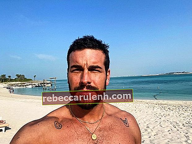 Марио Касас, както е видян, докато прави селфи на плажа без риза в Абу Даби, Обединени арабски емирства през февруари 2020 г.