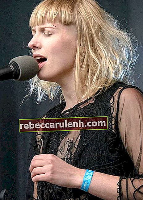 Aurora Aksnes lors d'une performance en juin 2016
