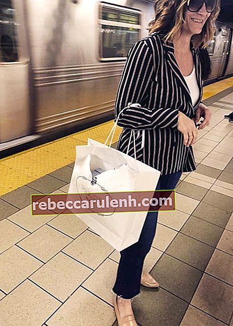 Лиза Долан, както се вижда на снимка, направена в метрото през май 2019 г.