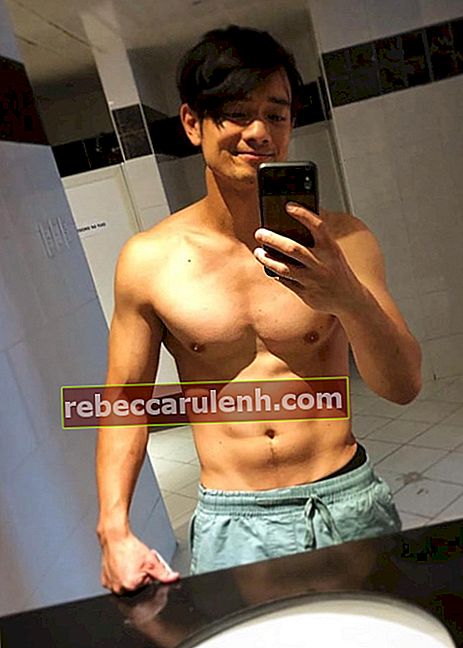 Osric Chau montrant son physique tonique dans un selfie miroir torse nu en août 2018