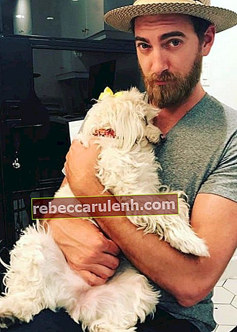Rhett James McLaughlin avec son chien en mai 2017