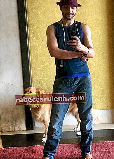 Мишал Рахеджа во время селфи в зеркале со своей собакой Энджи в июне 2020 года
