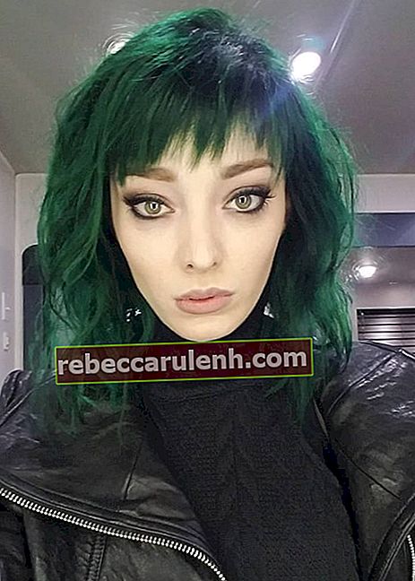 Emma Dumont arborant des cheveux verts dans un selfie en juillet 2018