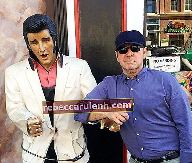 Кевин Спейси позира със статуя на Елвис Пресли през април 2016 г.