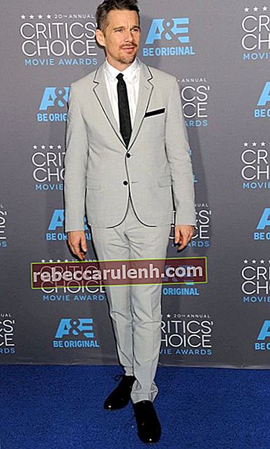 Итън Хоук изглежда елегантен в сив костюм на наградите Critics Choice Awards 2015
