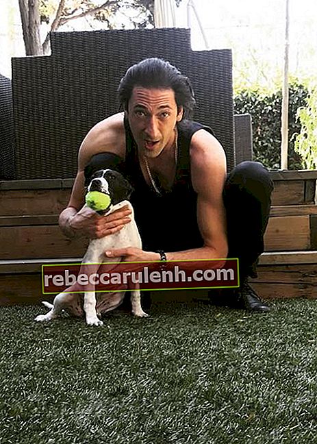 Эдриан Броуди со своей собакой в ​​марте 2017 года.