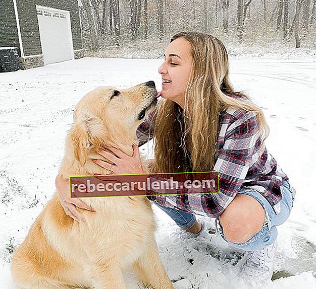 Карли Рийз, както се вижда на снимка с кучето си, докато се наслаждава на снега през ноември 2019 г.
