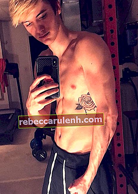 Tanner Braungardt montrant son physique tonique dans un selfie miroir en mars 2018