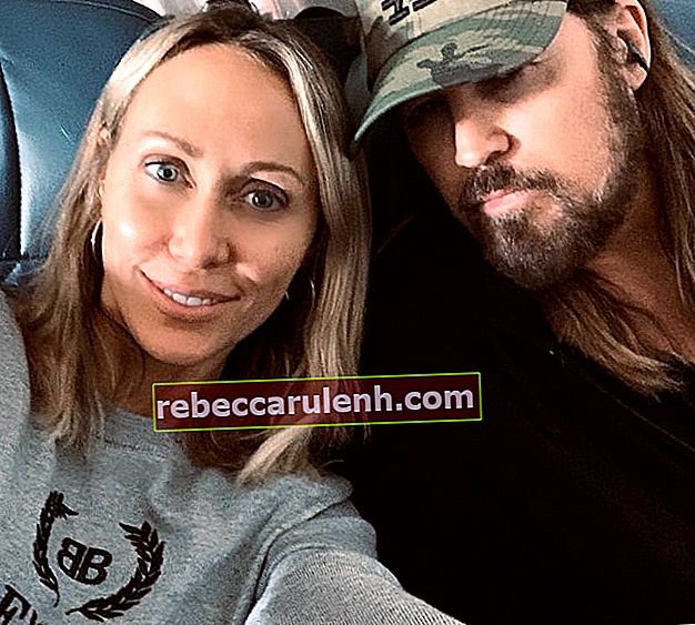 Tish Cyrus vu en prenant un selfie avec son mari, Billy Ray Cyrus, en avril 2019