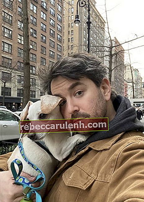 Alex Brightman in un selfie con il suo cane come visto nel febbraio 2020