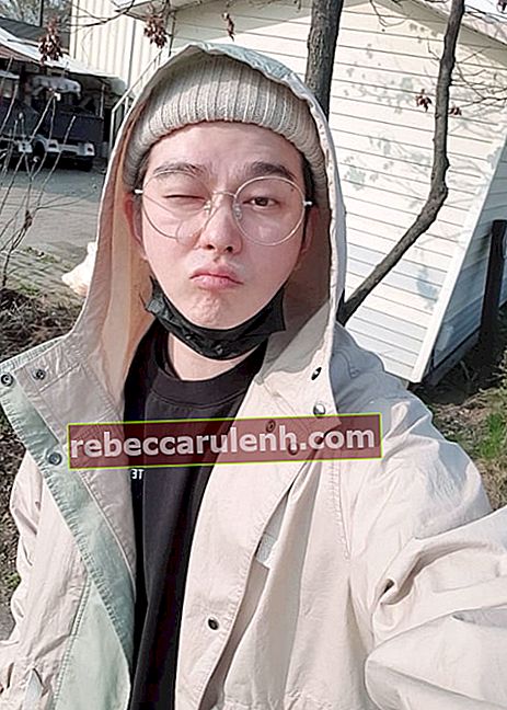 Yoon Kyun-sang vu en prenant un selfie en avril 2019