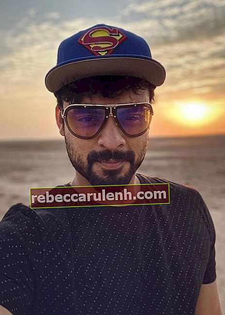 Tovino Thomas vu dans un selfie pris avec le soleil se levant en toile de fond à Riyad en novembre 2019