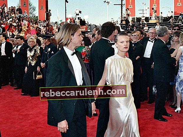 River Phoenix aux côtés de Martha Plimpton sur une photo prise sur le tapis rouge à la 61e cérémonie des Oscars le 29 mars 1989