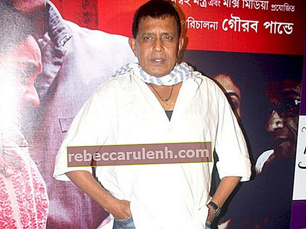 Mithun Chakraborty lors de la première du film bengali Shukno Lanka en août 2012