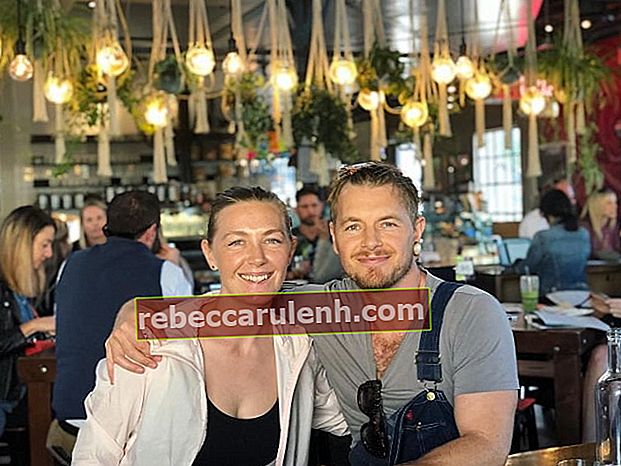 Рик Кознет, ​​както е видян, докато се усмихва за снимка заедно с Мишел Александра в The Rose Venice през февруари 2020 г.