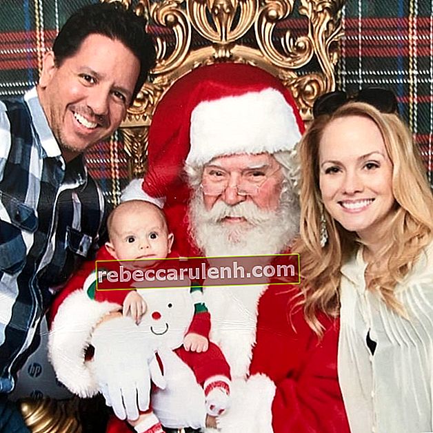 Kelly Stables mentre posa per una foto di Natale con la sua famiglia a Los Angeles, California, Stati Uniti