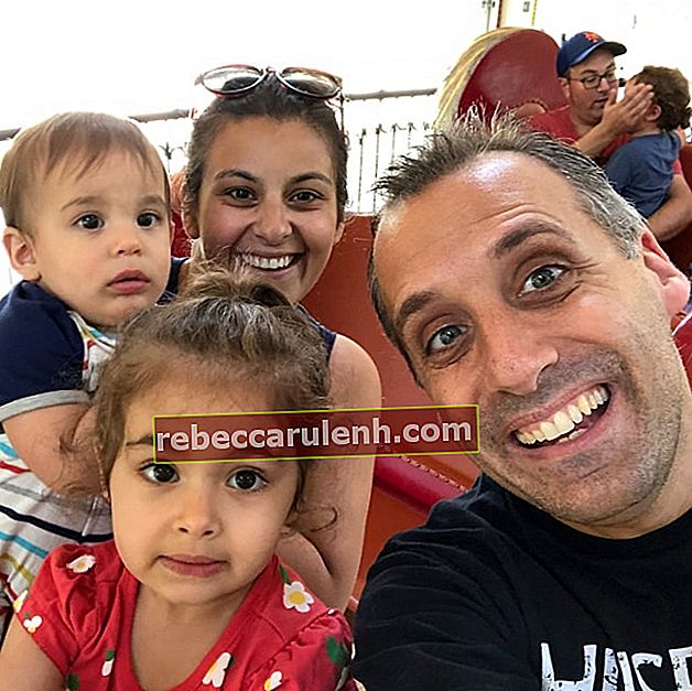 Joe Gatto en selfie avec sa femme Bessy Gatto et ses enfants au Nunley's Carousel en juin 2018