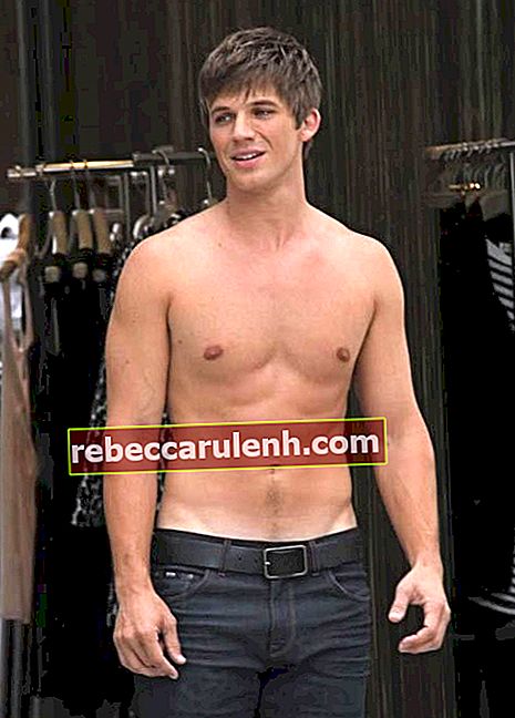 Мат Лантер без тениска, все още сериал 90210