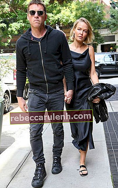 Сам Уортингтън и Лара Бингъл напускат своя хотел в Ню Йорк през септември 2014 г.