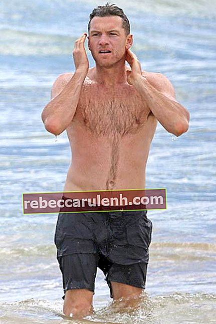 Сам Уортингтън без риза на плаж Хавай през август 2014 г.