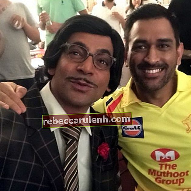Sunil Grover comme vu posant avec Mahendra Singh Dhoni en 2020