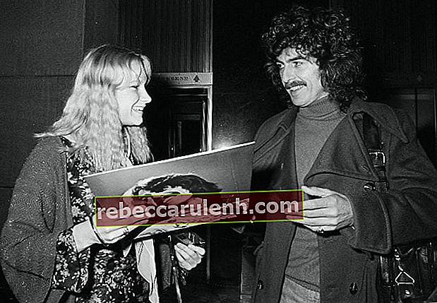 George Harrison, als er das Hilton Hotel in Amsterdam verließ und im Februar 1977 ein Album für einen Fan signierte
