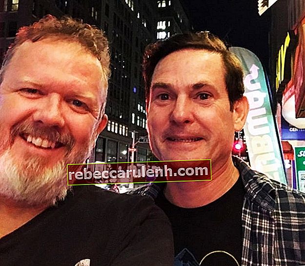 Хенри Томас (вдясно), както се вижда на снимка заедно с Робърт Макнатън в Манхатън, Ню Йорк, Ню Йорк през август 2019 г.