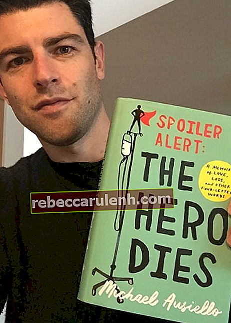 Max Greenfield hält das Buch The Hero Dies von Michael Ausiello im Dezember 2017