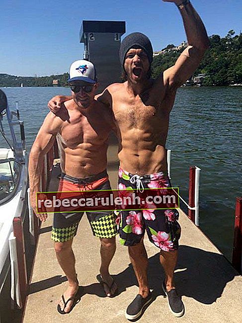 Джаред Падалеки с колега от CW актьора, Стивън Амел през август 2015 г. Двамата мъже публикуваха снимки без риза, за да повишат осведомеността за кампанията на Джаред за AKF