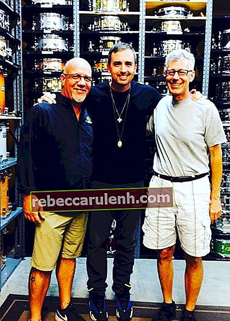 Brad Fischetti vu sur une photo avec les batteurs du LFO Tim et Floyd en juin 2017