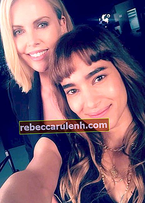 Sofia Boutella (a destra) e Charlize Theron come si è visto nel maggio 2017