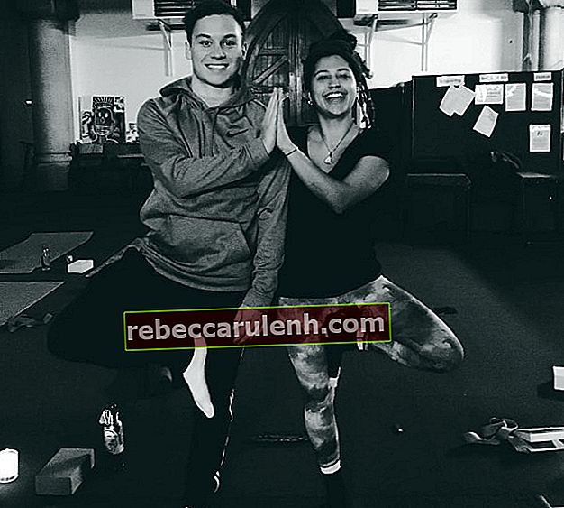 Finn Cole alors qu'il posait sur une photo en noir et blanc avec son amie et professeur de yoga, Georgie Edwards, en janvier 2018