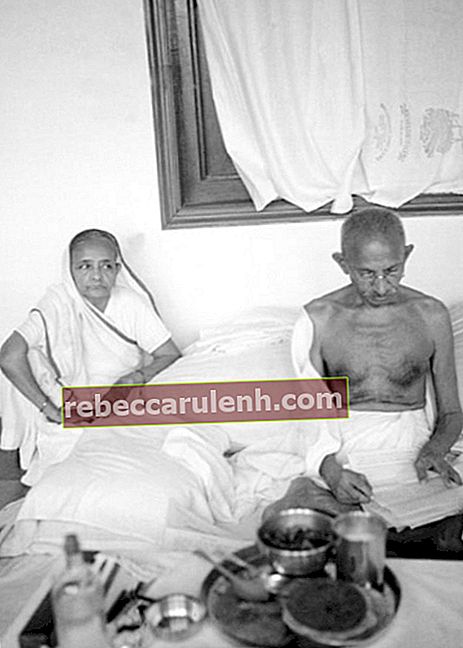 Махатма Ганди, както се вижда на снимка със съпругата му Кастурбай Ганди, докато чете