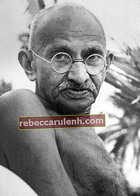 Махатма Ганди, както се вижда на снимка, направена на плажа Джуху, Мумбай през май 1944 г.