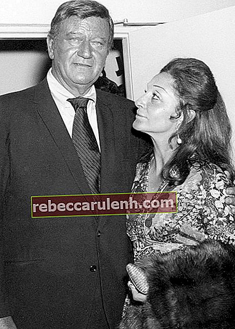 John Wayne et sa troisième épouse Pilar Wayne à l'ouverture du théâtre John Wayne à Knott's Berry Farm en 1971
