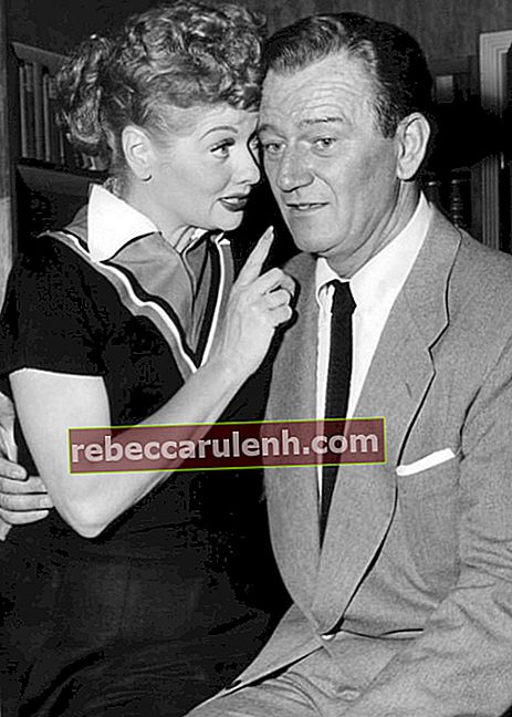 John Wayne et Lucille Ball dans une photo publicitaire de l'émission télévisée `` I Love Lucy ''