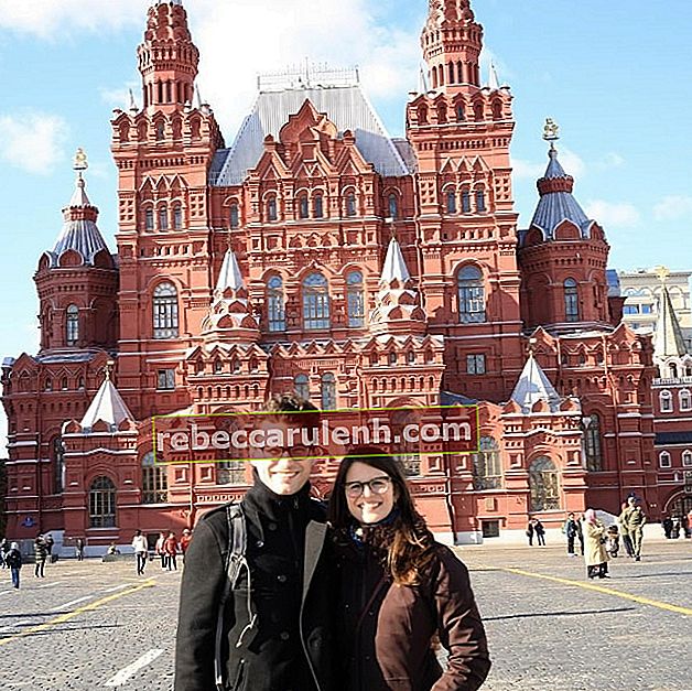 Bryan Dechart en posant pour une photo aux côtés d'Amelia Rose Blaire au Kremlin de Moscou situé en Russie en janvier 2019