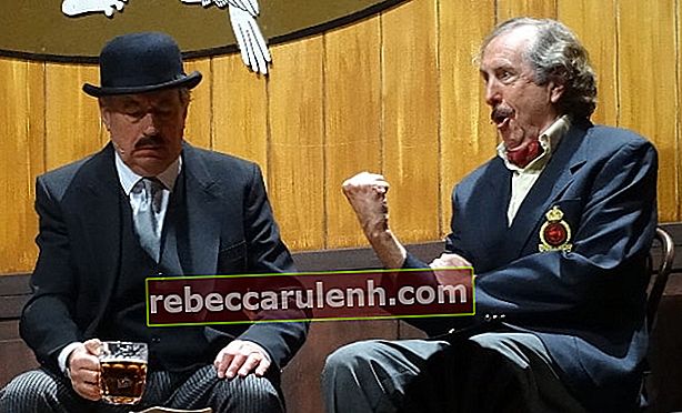 Eric Idle (à droite) et Terry Jones lors de l'exécution du sketch 'Nudge, Nudge' lors du spectacle Monty Python Live (Mostly) en juillet 2014