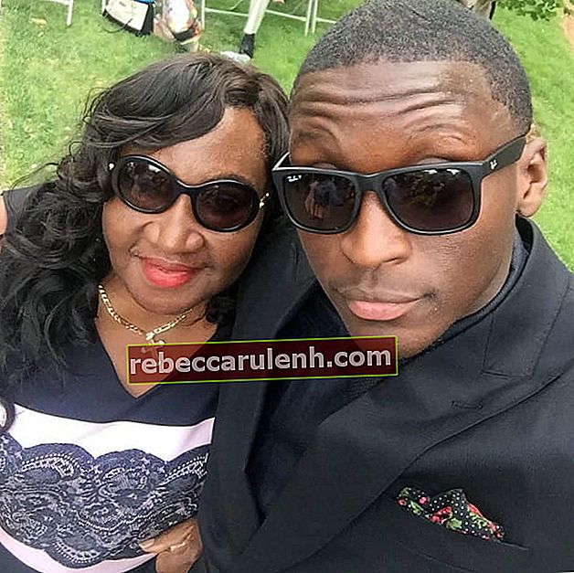 Victor Oladipo in un selfie con sua madre come si è visto nel luglio 2017