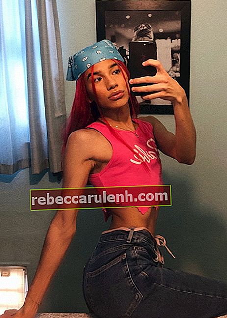 Kevin Bojorquez posa come una barbie in un selfie allo specchio nell'agosto 2018
