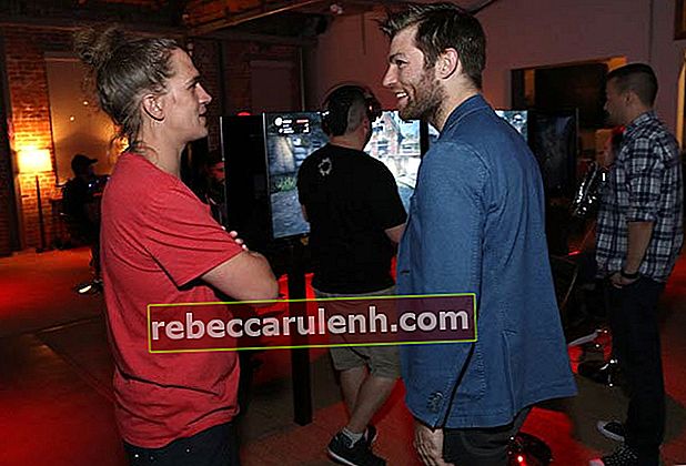 Liam McIntyre (z prawej) na premierze Xbox & Gears Of War 4 w Los Angeles we wrześniu 2016 roku