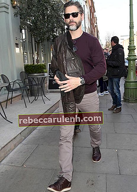 Eric Bana lascia il Charlotte Street Hotel il 2 aprile 2015 a Londra