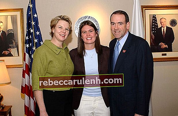 Sarah Huckabee Sanders (au centre) vue en mars 2005