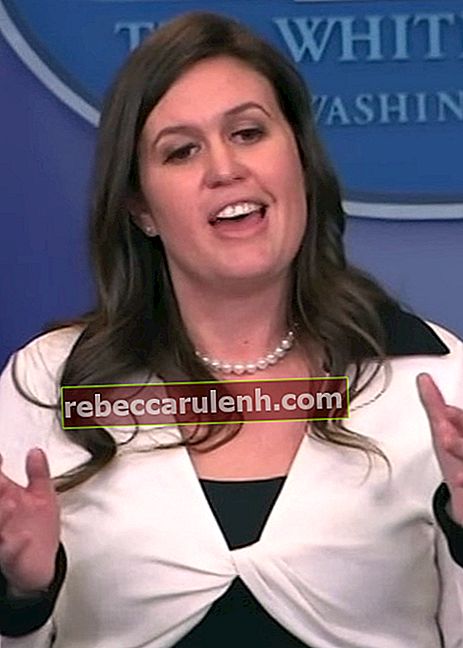 Сара Хъкаби Сандърс на брифинг за пресата през май 2017 г. по адрес на президента Тръмп, уволнявайки директора на ФБР Джеймс Коми