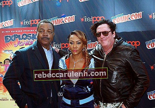 Carl Weathers (po lewej), jak widać podczas pozowania do zdjęcia u boku Viviki A. Fox i Michaela Madsena promujących swój animowany serial telewizyjny „Explosion Jones” w październiku 2017 r.